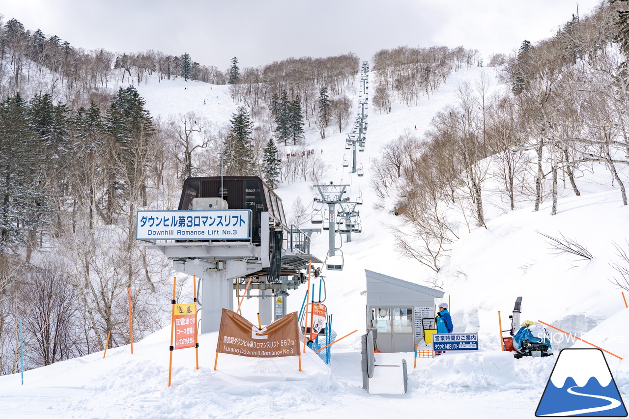 富良野スキー場｜季節は、まだ冬？それとも…？小雪が舞い、たくさんの雪が残る富良野スキー場で、春の恒例イベント『春スキー池渡り大会』開催(^^)/